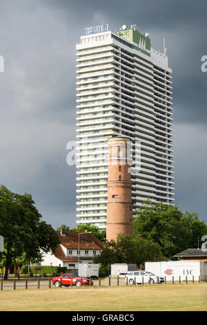 Vieux phare et l'Hôtel Maritim, Travemünde, ville hanséatique de Lübeck, Schleswig-Holstein, Allemagne, Europe Banque D'Images