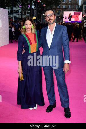 Sienna Guillory et Enzo Cilenti assister à la première mondiale de Bridget Jones's Baby à l'odéon cinéma, Leicester Square, Londres. Banque D'Images