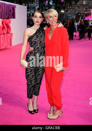 Emma Thompson et sa fille Gaia Romilly Wise assister à la première mondiale de Bridget Jones's Baby à l'odéon cinéma, Leicester Square, Londres. Banque D'Images