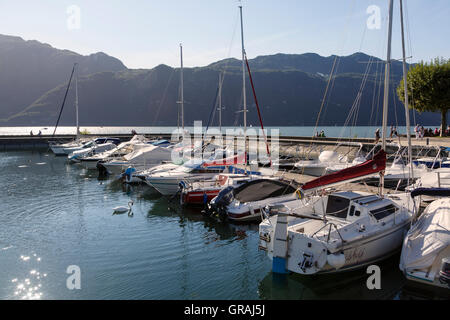 Yachts amarrés sur le Lac du Bourget au Petit Port, Aix-les-Bains, Savoie, Rhône-Alpes, France. Banque D'Images