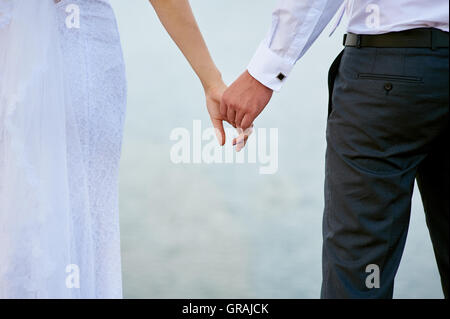 Photo de mariage Bride and Groom holding hands Banque D'Images