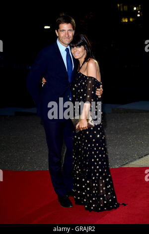 Claudia Winkleman et son mari Kris Thykier arrivant à la GQ Men of the Year Awards 2016 qui a eu lieu à la Tate Modern de Londres. ASSOCIATION DE PRESSE Photo. Photo date : mardi 6 septembre 2016. Voir PA story SHOWBIZ GQ. Crédit photo doit se lire : Ian West/PA Wire Banque D'Images