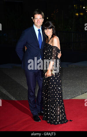 Claudia Winkleman et son mari Kris Thykier arrivant à la GQ Men of the Year Awards 2016 qui a eu lieu à la Tate Modern de Londres. ASSOCIATION DE PRESSE Photo. Photo date : mardi 6 septembre 2016. Voir PA story SHOWBIZ GQ. Crédit photo doit se lire : Ian West/PA Wire Banque D'Images