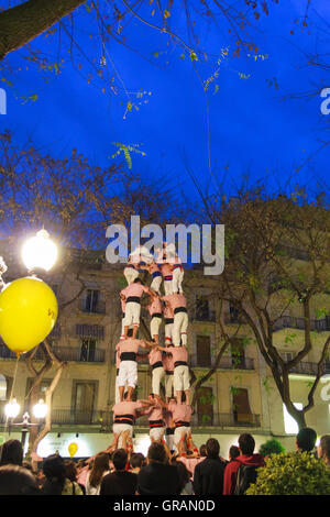 Création d'une tour sur la rue de La Rambla Nova, Tarragone, Catalogne, Espagne.L'exécution de tours humaines ou "castells Banque D'Images