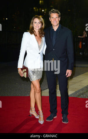 James Cracknell et épouse Beverley Turner arrivant à la GQ Men of the Year Awards 2016 qui a eu lieu à la Tate Modern de Londres. ASSOCIATION DE PRESSE Photo. Photo date : mardi 6 septembre 2016. Voir PA story SHOWBIZ GQ. Crédit photo doit se lire : Ian West/PA Wire Banque D'Images