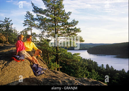 Amérique du Nord, le Canada, l'Ontario, le parc provincial Algonquin, couple enjoying view Banque D'Images