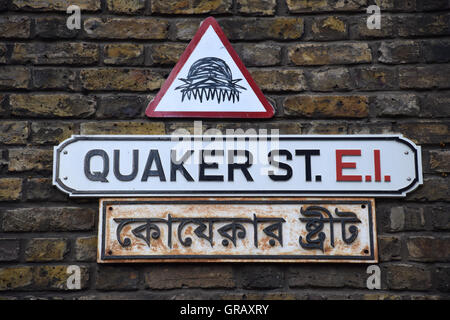 Quaker Street à l'angle de Brick Lane, Spitalfields, Londres. Quartier de Tower Hamlets. Signe est en anglais et en bengali. Banque D'Images