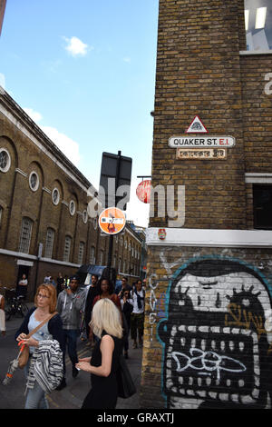 Quaker Street à l'angle de Brick Lane, Spitalfields, Londres. Quartier de Tower Hamlets. Signe est en anglais et en bengali. Banque D'Images