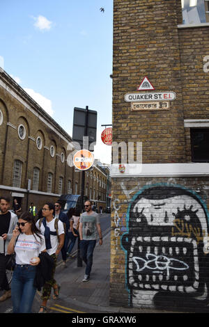 Quaker Street à l'angle de Brick Lane, Spitalfields, Londres. Quartier de Tower Hamlets. Signe est en anglais et en bengali. Banque D'Images