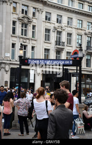 La station de métro Oxford Circus, Londres UK. Inscrivez-vous la promotion de la nouvelle tous les service de nuit sur la ligne Victoria, août 2016 Banque D'Images