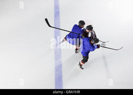 Les joueurs de hockey sur glace opposant blocage Banque D'Images
