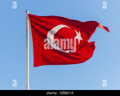 Le drapeau turc voltigeant dans le vent Banque D'Images