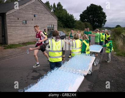 Une station de boissons au demi-marathon Kenilworth, Warwickshire, Royaume-Uni course Banque D'Images