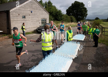 Une station de boissons au demi-marathon Kenilworth, Warwickshire, Royaume-Uni course Banque D'Images