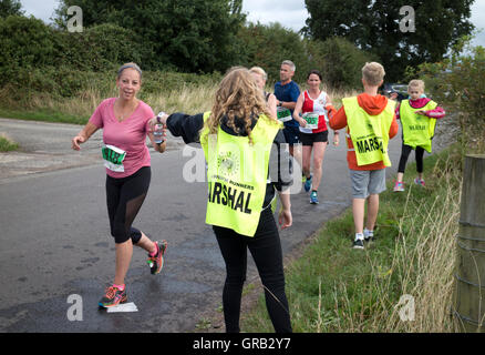 Une station de boissons au demi-marathon Kenilworth, Warwickshire, Royaume-Uni course Banque D'Images