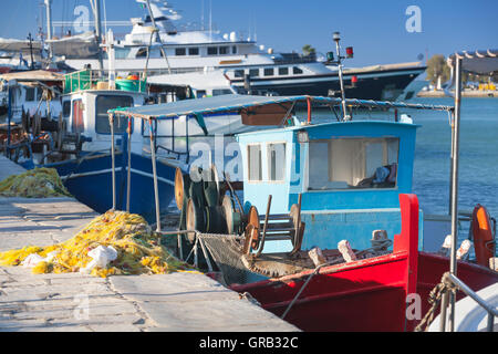 Bateaux de pêche en bois colorés amarrés dans le port de Zakynthos, Grèce Banque D'Images