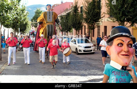 Les gens défilent dans la Granja de San Ildefonso lors d'un festival, en Espagne le 21 août 2016. Photographie d'auteur John Voos Banque D'Images