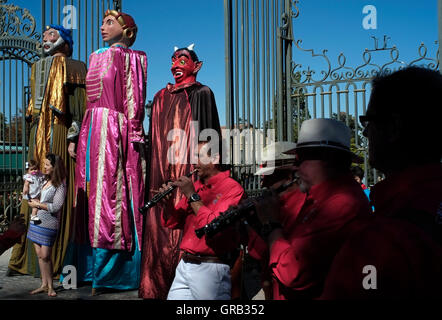 Les gens défilent dans la Granja de San Ildefonso lors d'un festival, en Espagne le 21 août 2016. Photographie d'auteur John Voos Banque D'Images