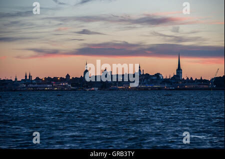 Vue sur la mer Baltique, à partir de la plage de Pirita Tallinn , Estonie Banque D'Images