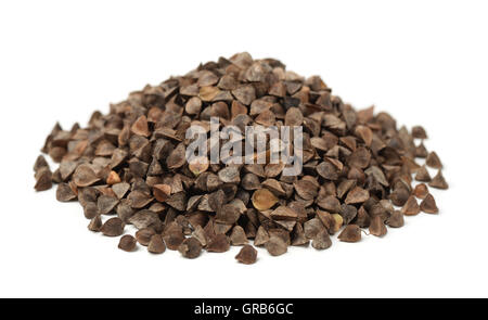 Pile de unhulled buckwheat isolated on white Banque D'Images