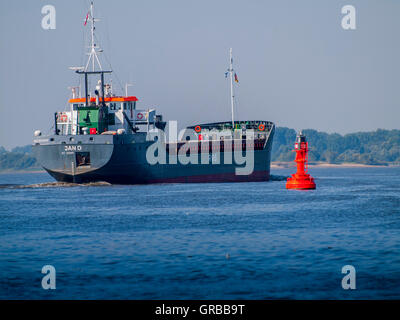 Navire Jan d'alimentation sur l'Elbe en sortie depuis le port de Hambourg. Banque D'Images