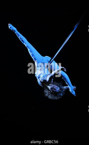 Artistes jouent sur scène durant une robe rehersal pour Amaluna du Cirque du Soleil avant son ouverture le mercredi dans le chapiteau à Manchester Trafford Centre. Banque D'Images