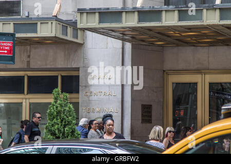 Une scène de rue par une entrée au Grand Central Terminal de New York. Banque D'Images