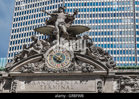 Une sculpture de mercure et d'une horloge sur la façade de Grand Central Terminal de New York. Banque D'Images