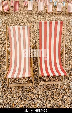 Des chaises vides sur la bière beach, Devon, Angleterre du Sud-Ouest. Banque D'Images