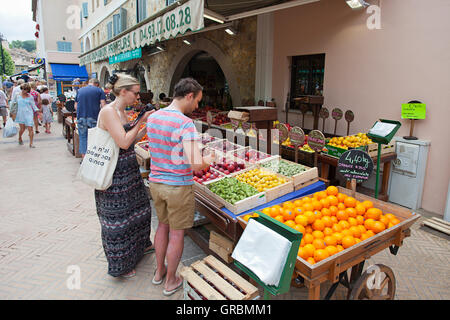 Scène de marché de rue à Valbonne, Grasse, France Banque D'Images