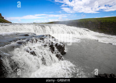 Les chutes de Gullfoss, Golden tombe, tombe 32 mètres, 105 ft dans un canyon, l'Islande, au sud-ouest de l'Islande, Golden Circle Tour Banque D'Images