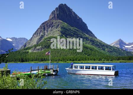 Bateau d'Excursion près de dock sur Swiftcrrent Lake, de nombreux repas, Glacier Glacier National Park, Montana. Banque D'Images