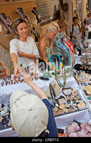 Scène de marché de rue à Valbonne, Grasse, France Banque D'Images