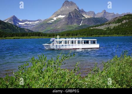 Bateau d'excursion sur le lac Swiftcurrent, beaucoup de Glacier, Glacier National Park, Montana Banque D'Images