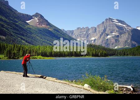 La scène, au lac Swiftcurrent, beaucoup de Glacier, Glacier National Park, Montana Banque D'Images