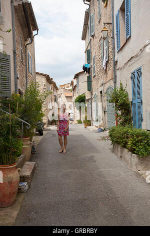 Femme dans les rues de Valbonne, Grasse, France Banque D'Images