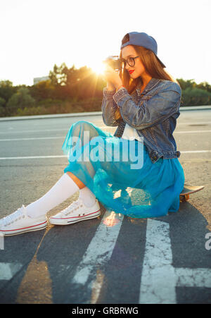 L'été en plein air de style de fille hipster avec ancien appareil photo Banque D'Images