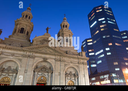 La Cathédrale métropolitaine de Santiago de Chili dans la nuit Banque D'Images