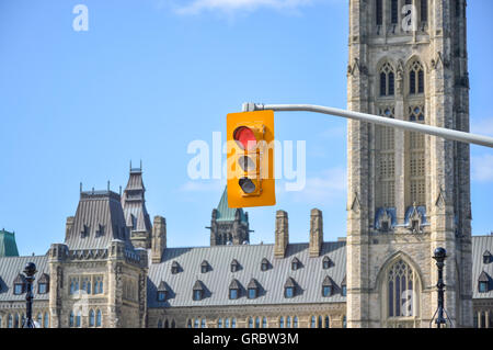 La couleur rouge sur le feu de circulation dans le centre-ville d'Ottawa. Banque D'Images