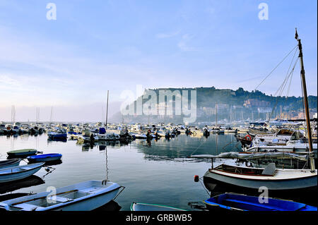 Brouillard dans la baie de Porto Ercole le matin, ville côtière de la Toscane, Italie Banque D'Images