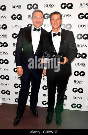 David Walliams (à gauche) présente Bear Grylls avec le prix de la meilleure vedette de la télévision dans la salle de presse au GQ Men of the Year Awards 2016 en association avec Hugo Boss qui a eu lieu à la Tate Modern de Londres. ASSOCIATION DE PRESSE Photo. Photo date : mardi 6 septembre 2016. Voir PA story SHOWBIZ GQ. Crédit photo doit se lire : Ian West/PA Wire Banque D'Images