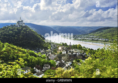 La ville, le château de Marksburg Braubach et les gorges du Rhin, Vallée du Haut-Rhin moyen, Allemagne Banque D'Images