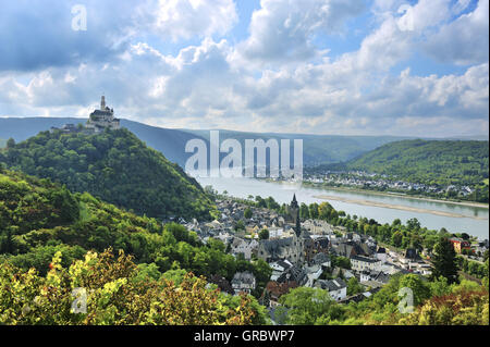 La ville, le château de Marksburg Braubach et les gorges du Rhin, Vallée du Haut-Rhin moyen, Allemagne Banque D'Images