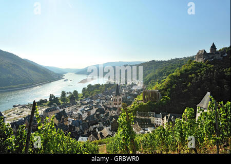 Vue panoramique de la ville de Bacharach, vignes et Rhin, Vallée du Haut-Rhin moyen, Allemagne Banque D'Images