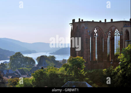 Ruine gothique de La Chapelle Saint Werner dans la ville de Bacharach avec vue sur le Rhin, Vallée du Haut-Rhin moyen, Allemagne, District Bingen Banque D'Images