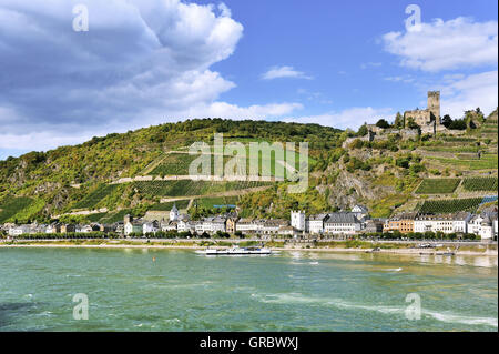 Rive du fleuve du Rhin avec la Ville Kaub, les vignobles et le château de Gutenfels, également connu sous le nom de Château Caub, Vallée du Haut-Rhin moyen, Allemagne Banque D'Images