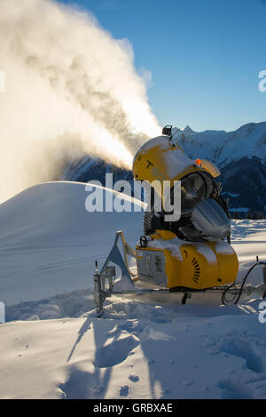 Neige jaune active Cannon, ciel bleu, blanc des montagnes en arrière-plan Banque D'Images