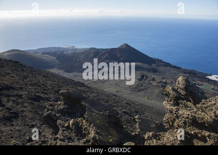 Avis de Rim du volcan San Juan de Teneguia Volcano avec l'océan Atlantique à l'arrière-plan, La Palma, Canary Islands Banque D'Images