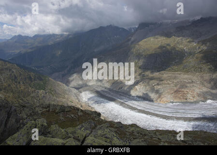 Voir plus de roches sur le Grand Glacier d'Aletsch, dans l'arrière-plan les montagnes et nuages spectaculaires Banque D'Images