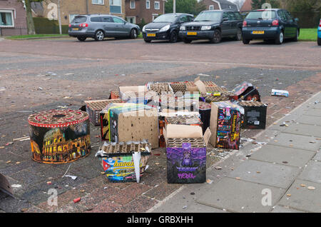 OLDENZAAL, Pays-Bas - 1 janvier 2016 : Vestiges d'artifice à un point de collecte des déchets le jour après la traditionnelle nouvelle ye Banque D'Images